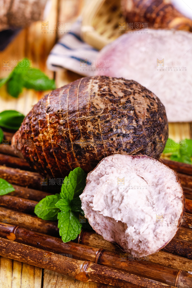 竹垫上的紫藤芋头