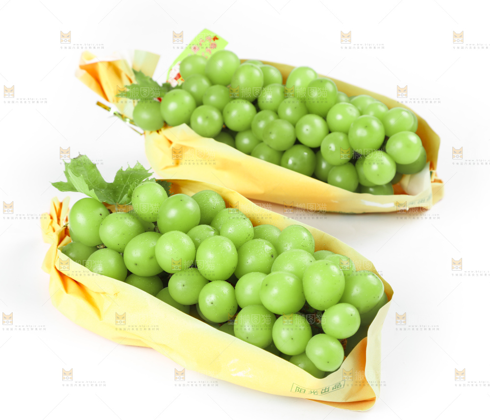 白底上摆放着阳光玫瑰葡萄