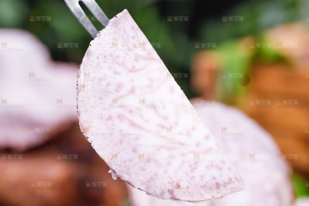 叉子插着荔浦芋头