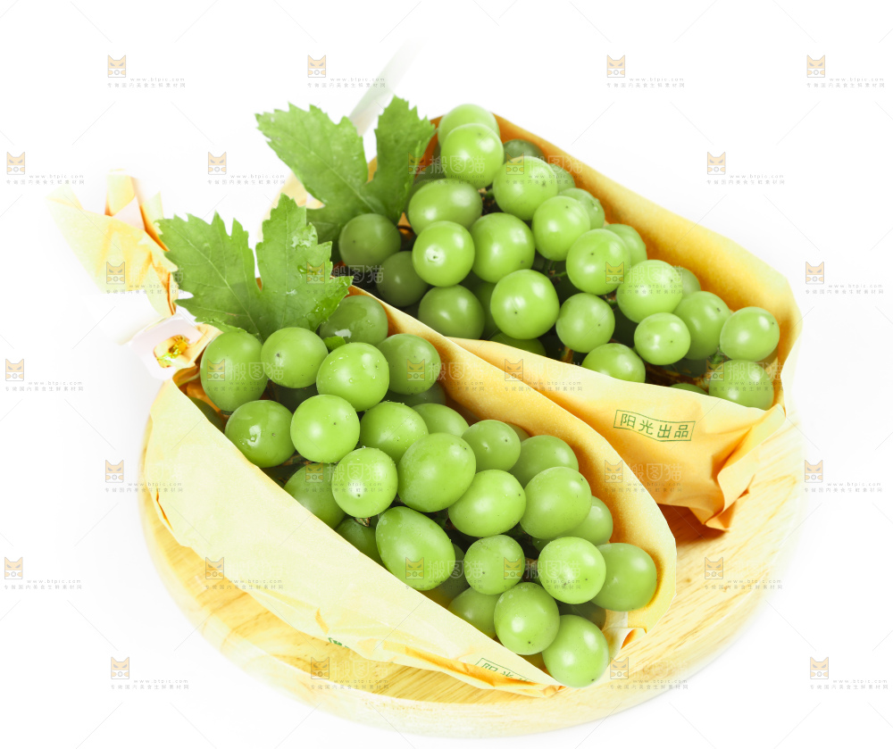 木板上放着阳光玫瑰青提