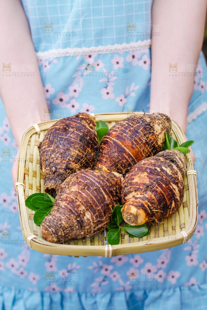 竹篮里装着紫藤芋头
