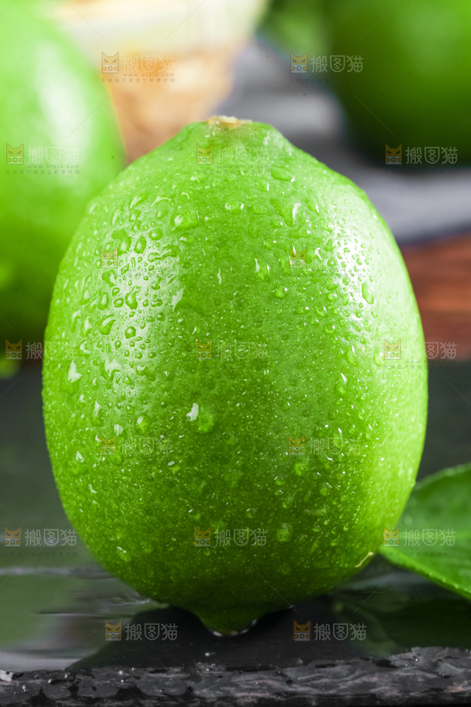 黑石板上放着薄皮青柠檬