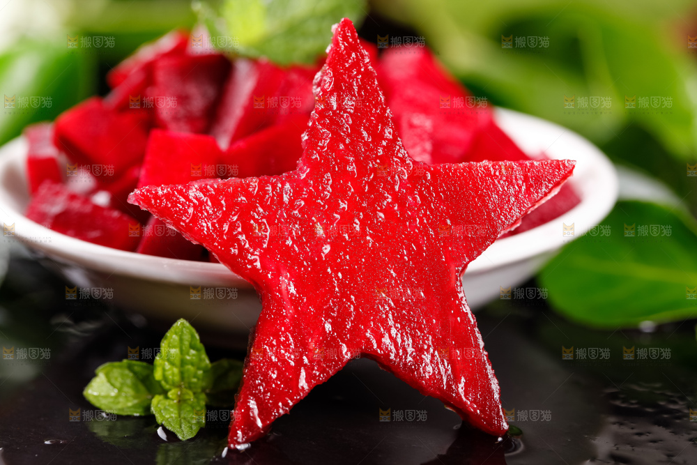 盘子里装着切丁的甜菜根