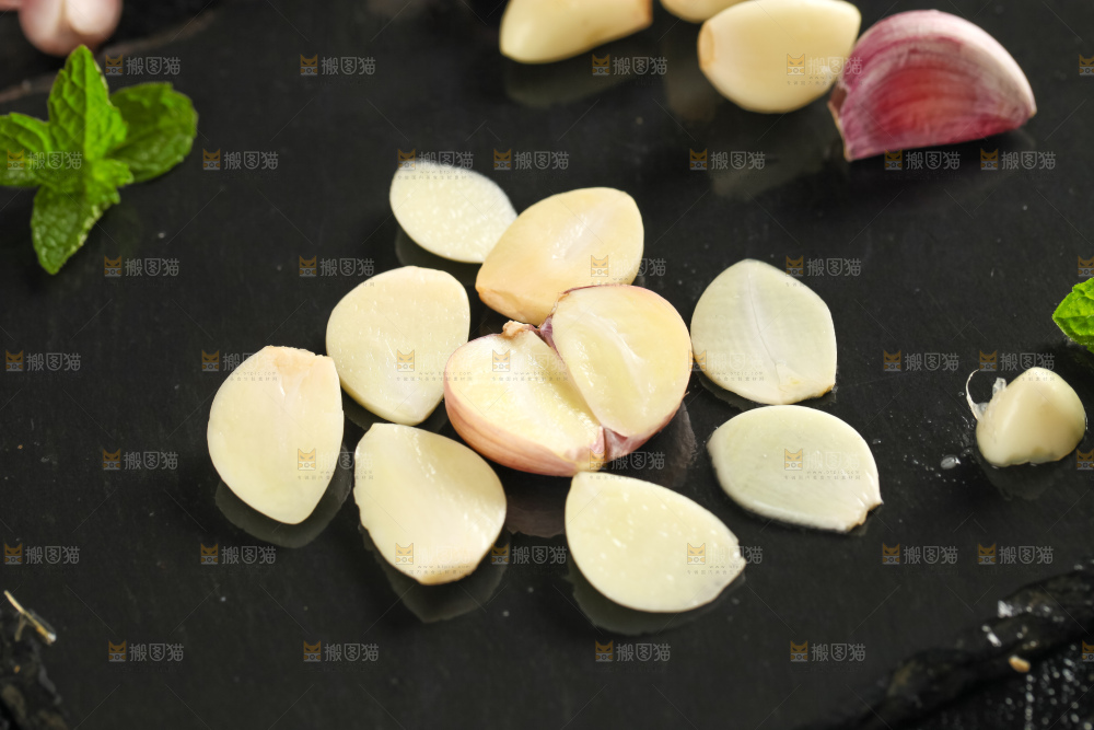 黑石板上放着紫皮蒜