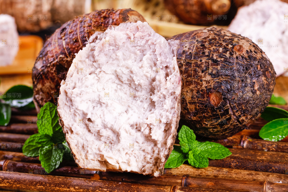 竹垫上的紫藤芋头