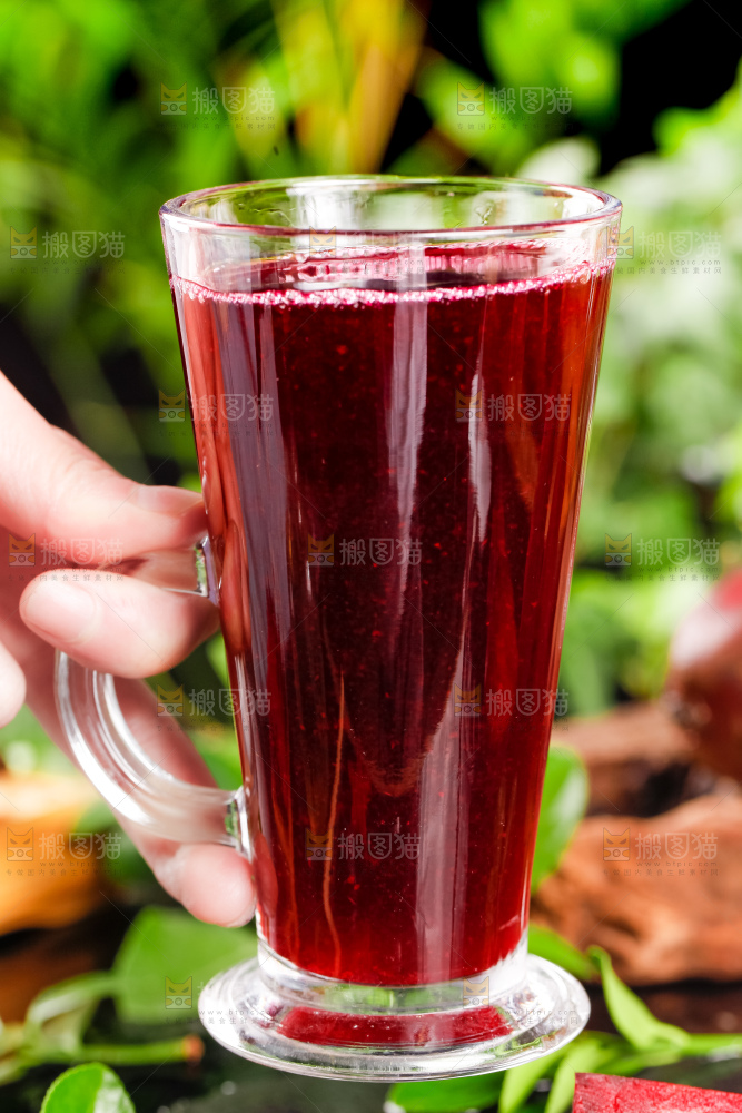 杯子里装着甜菜根汁