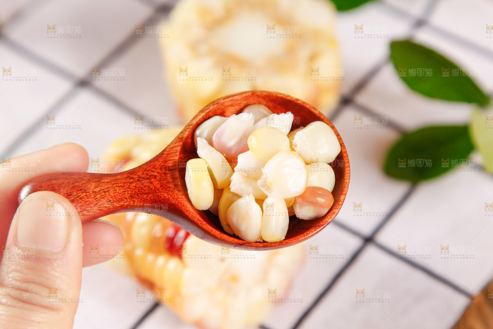勺子里装着糯玉米粒