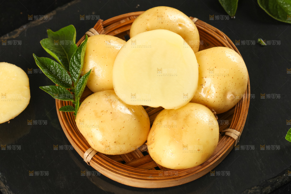 竹篮里装着小土豆