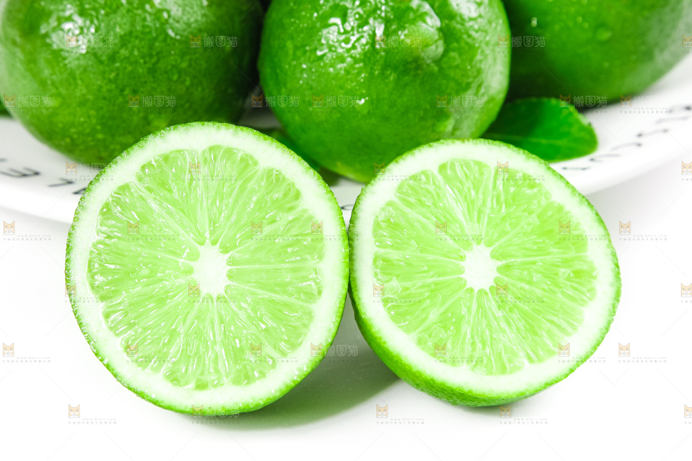 盘子里放着海南青柠檬