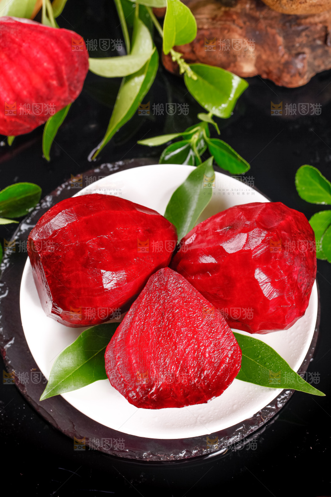盘子里装着甜菜根