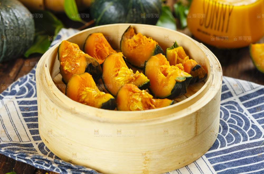蒸笼里放着板栗南瓜