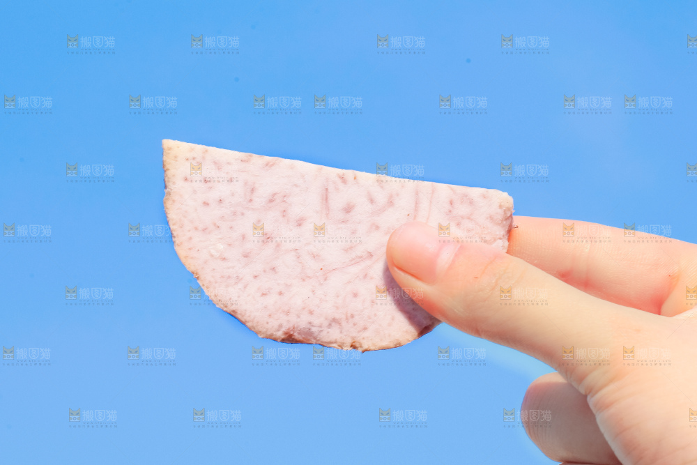 手里拿着紫藤芋头