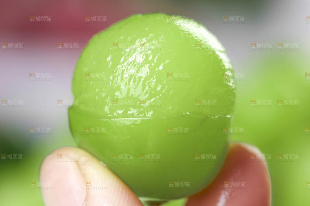 剥皮的无籽青提