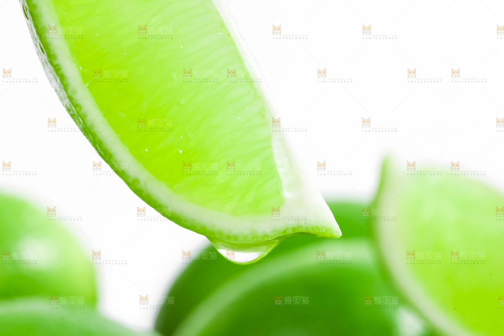 切开的无籽青柠檬