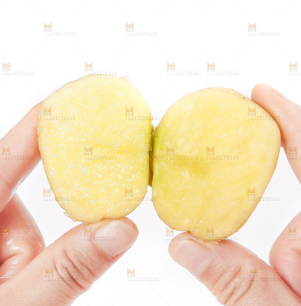 手里拿着土豆