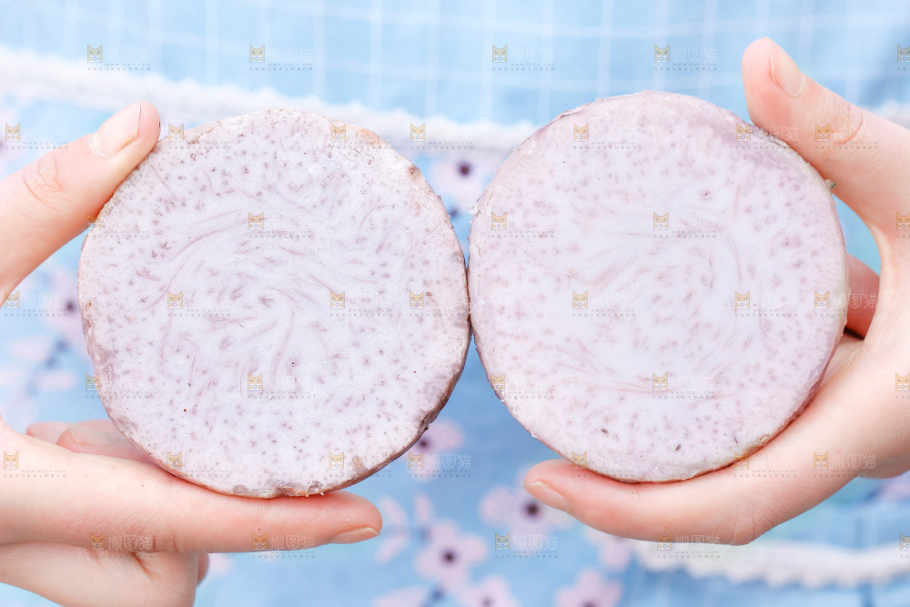 手里拿着紫藤芋头
