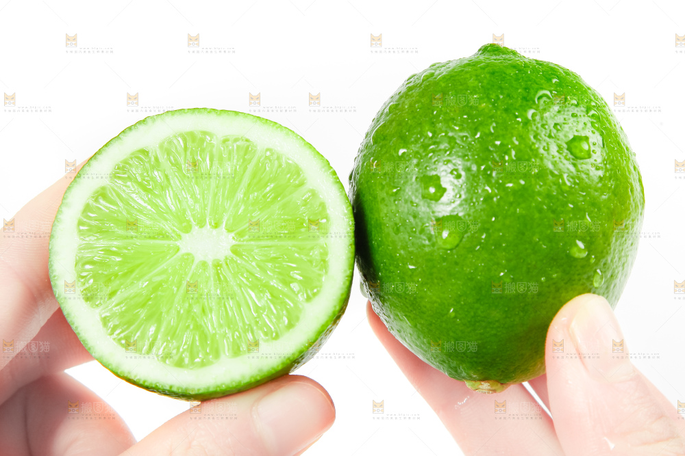 手里拿着海南青柠檬