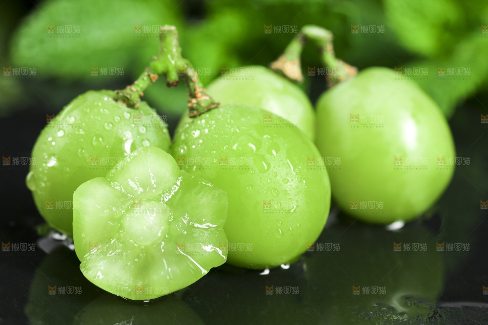 黑石垫上放着无籽青提