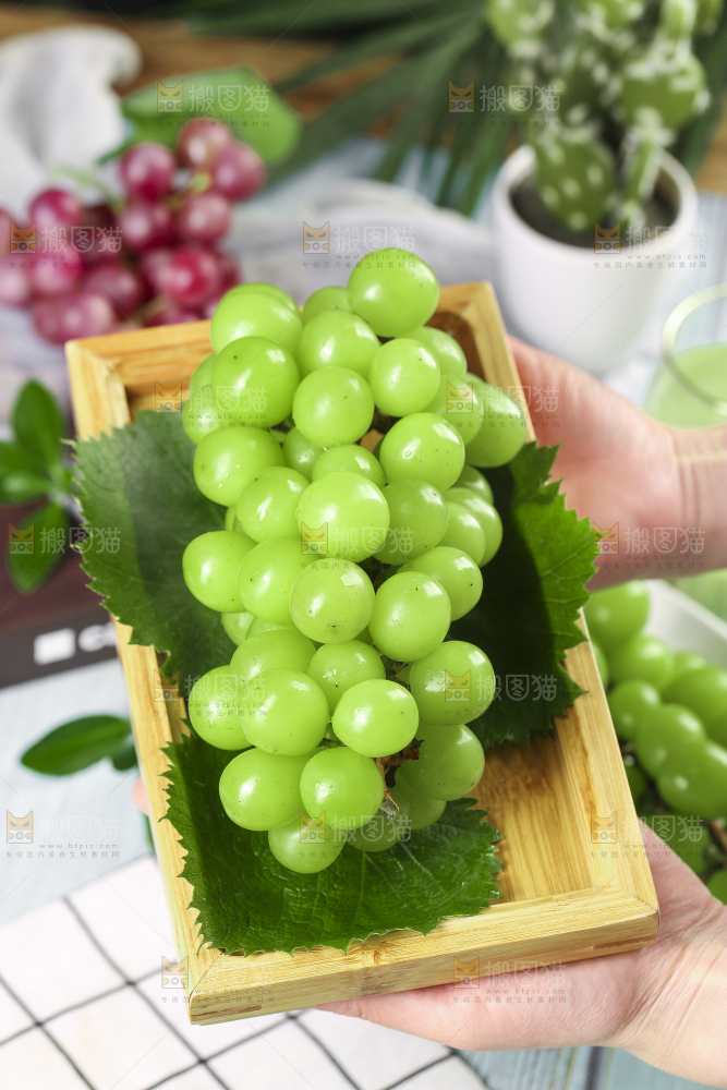 盘子里装着无籽青提