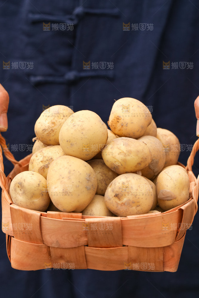 竹篮里放着云南小土豆