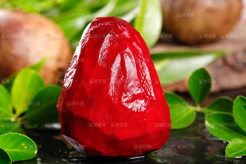 黑石板上放着甜菜根