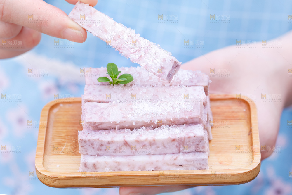 盘子里装着沾糖的紫藤大芋头