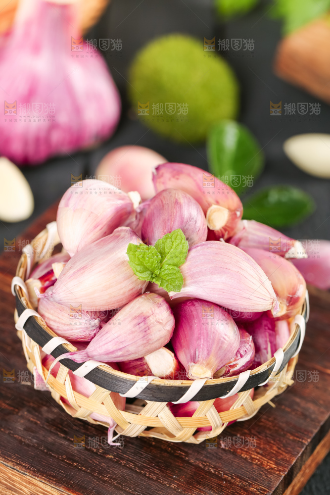 竹篮里放着云南紫皮大蒜