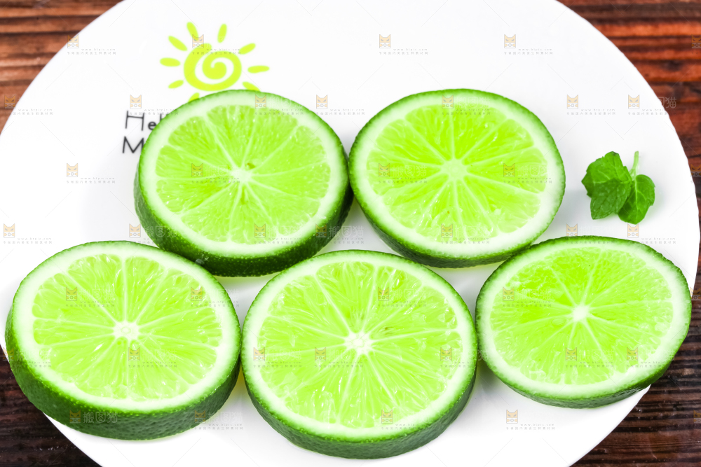 盘子里放着切开的薄皮青柠檬