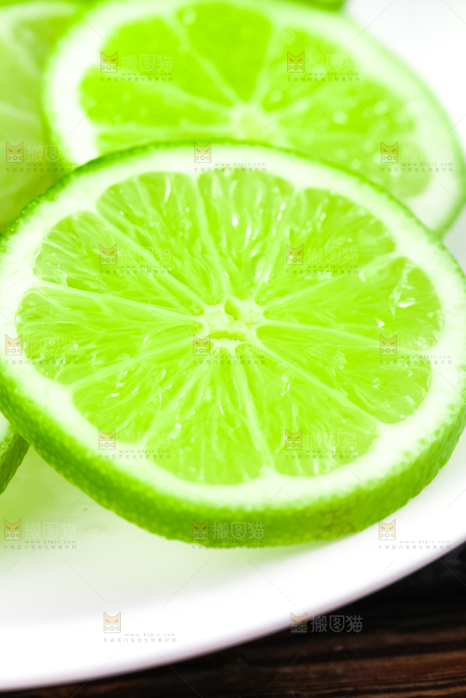 盘子里放着切开的薄皮青柠檬