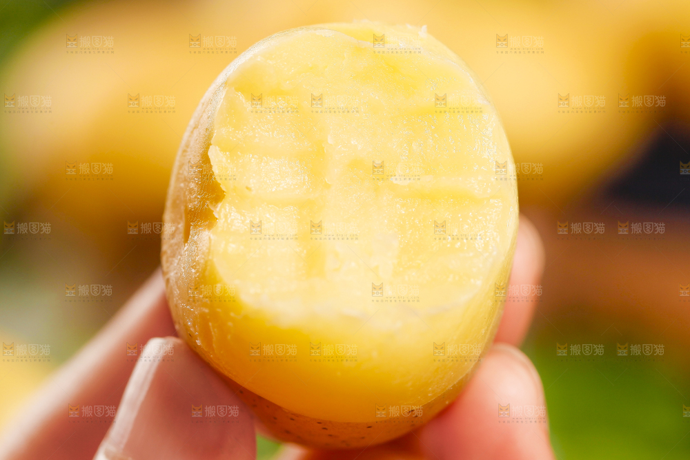 手里拿着小土豆