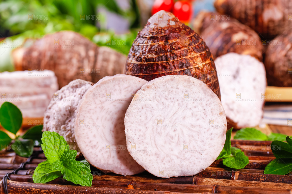 竹垫上的紫藤芋头