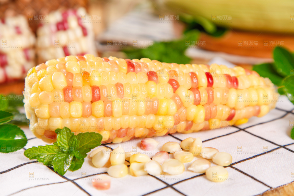 布垫上放着花玉米
