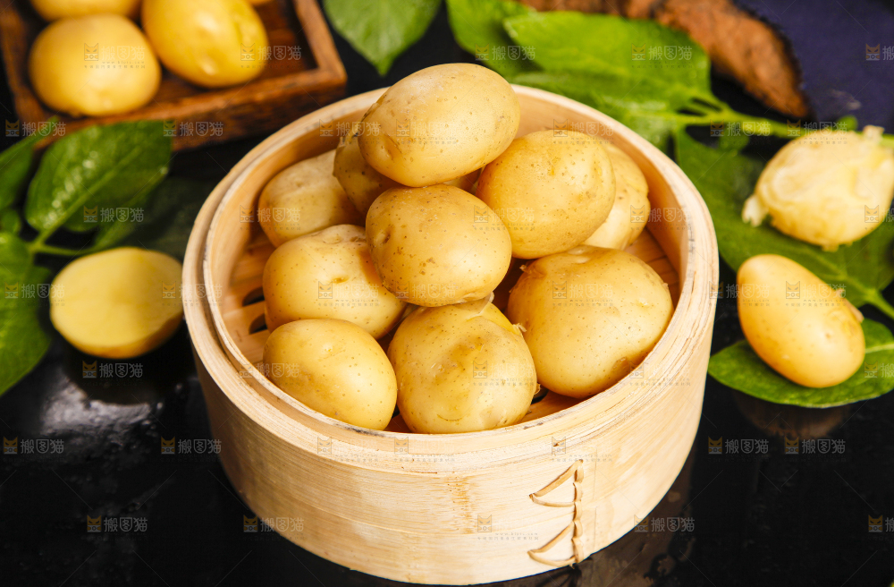 竹笼里放着云南小土豆
