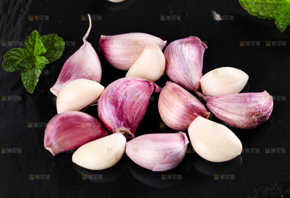 黑石板上放着紫皮蒜