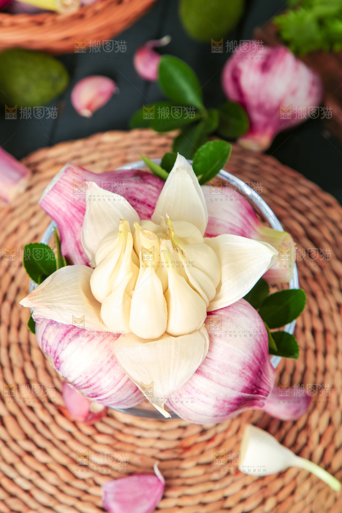 玻璃碗里装着紫皮蒜