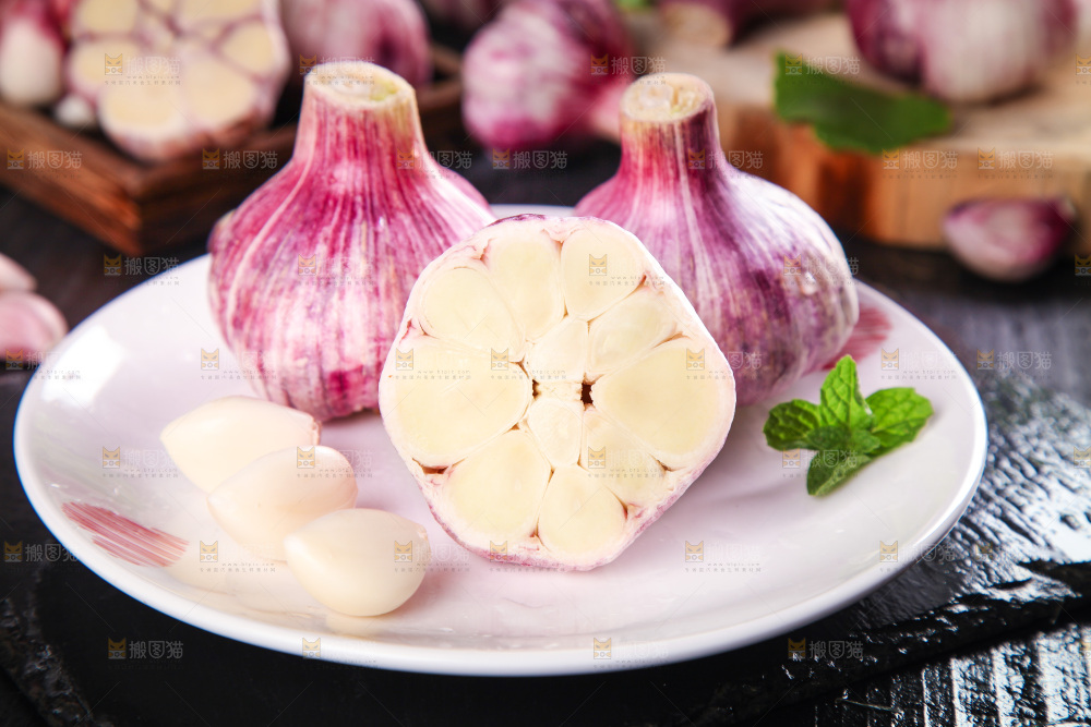 盘子里装着紫皮大蒜