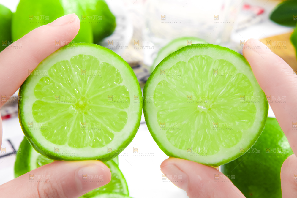 手里拿着切开的薄皮青柠檬