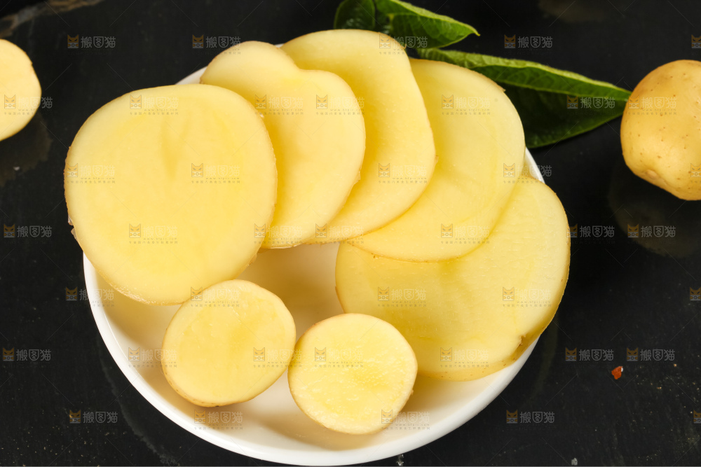 盘子里装着小土豆