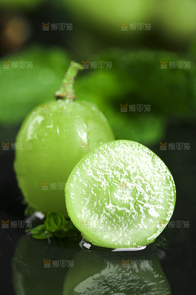 黑石垫上放着无籽青提