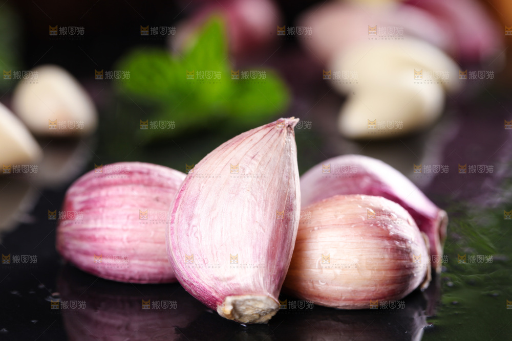 黑石板上放着紫皮蒜