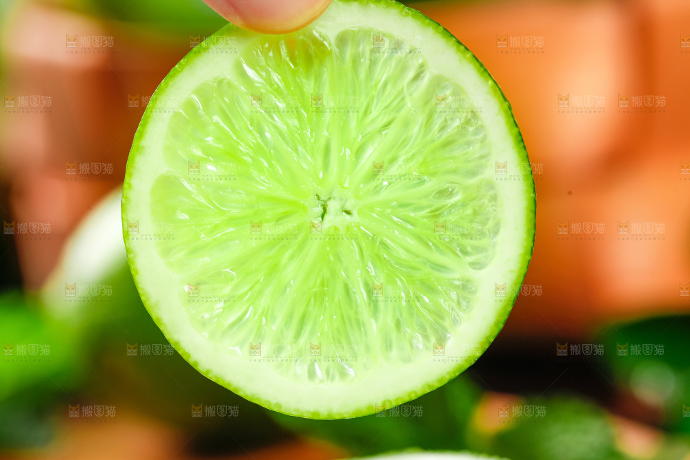 手里拿着无籽青柠檬