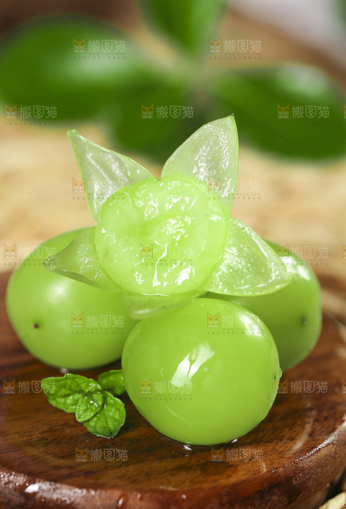 木垫上放着阳光玫瑰