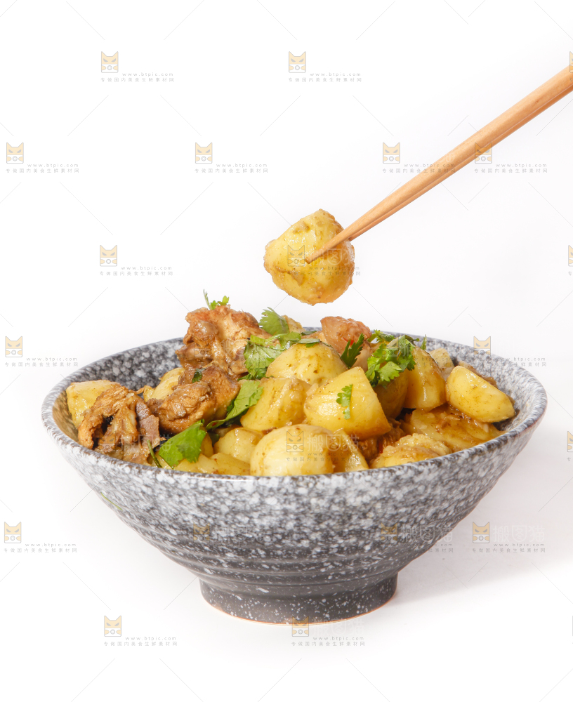 白底上放着一碗土豆烧鸡肉