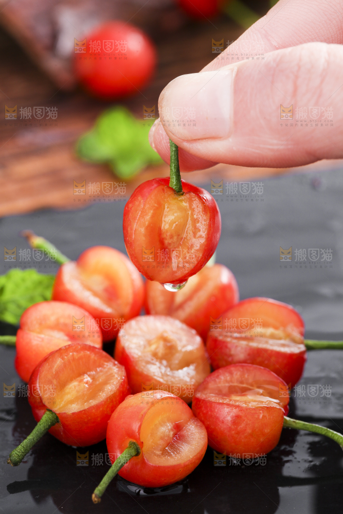 黑石垫上放着剥皮的黄樱桃