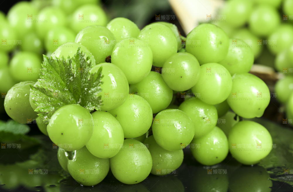 黑石垫上放着无籽青提