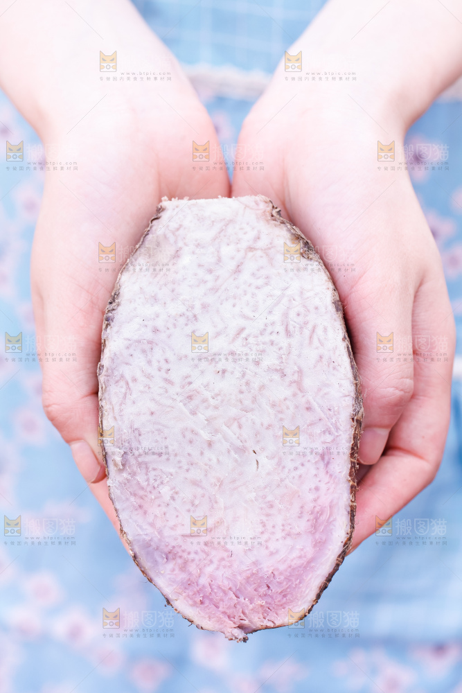 手里拿着紫藤芋头
