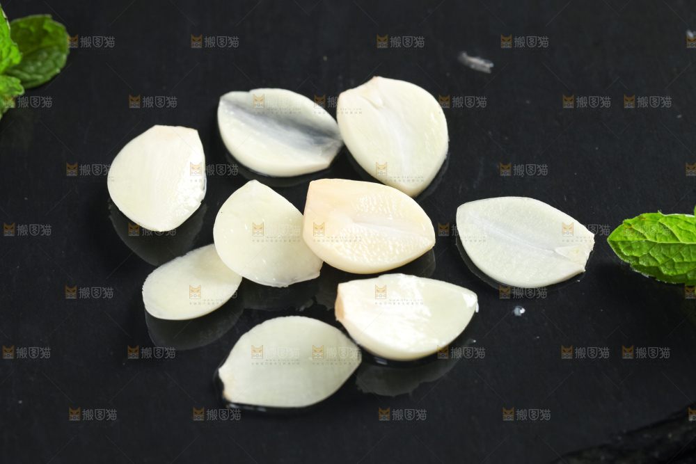 黑石板上放着紫皮蒜
