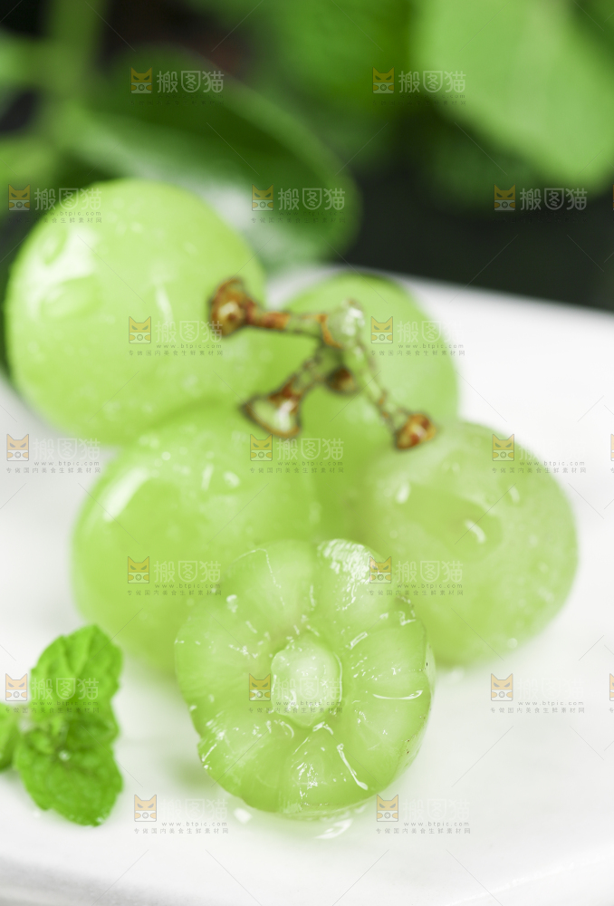 石板上放着无籽青提