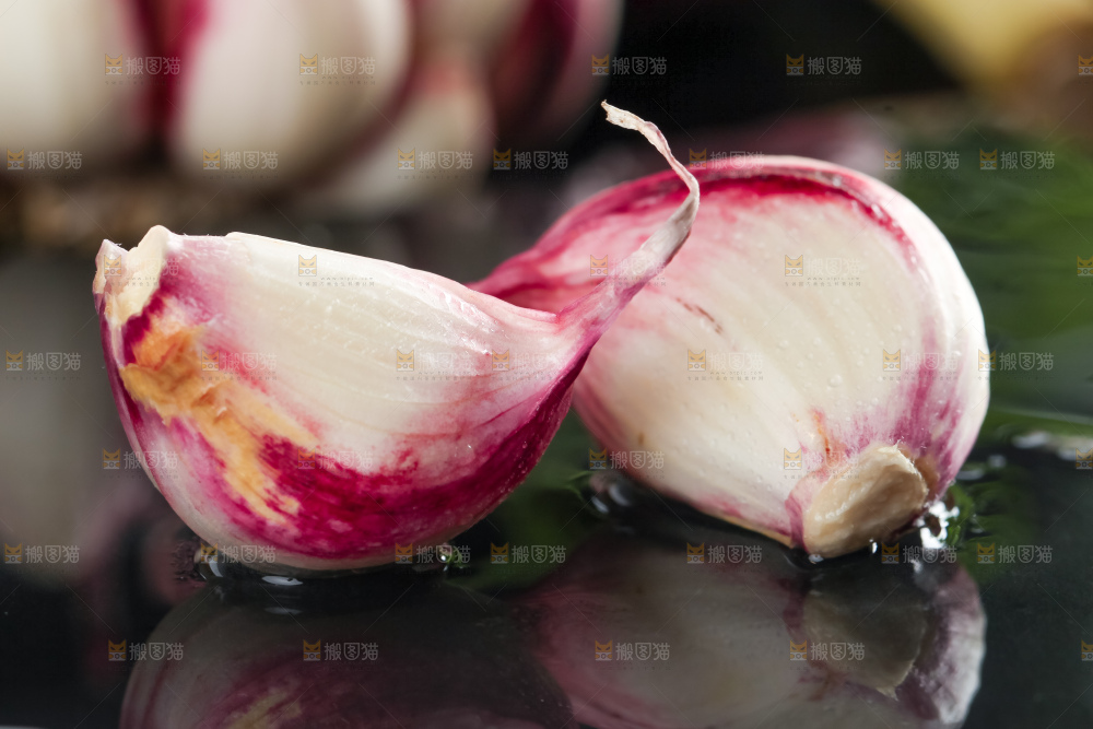 黑石板上放着紫皮蒜