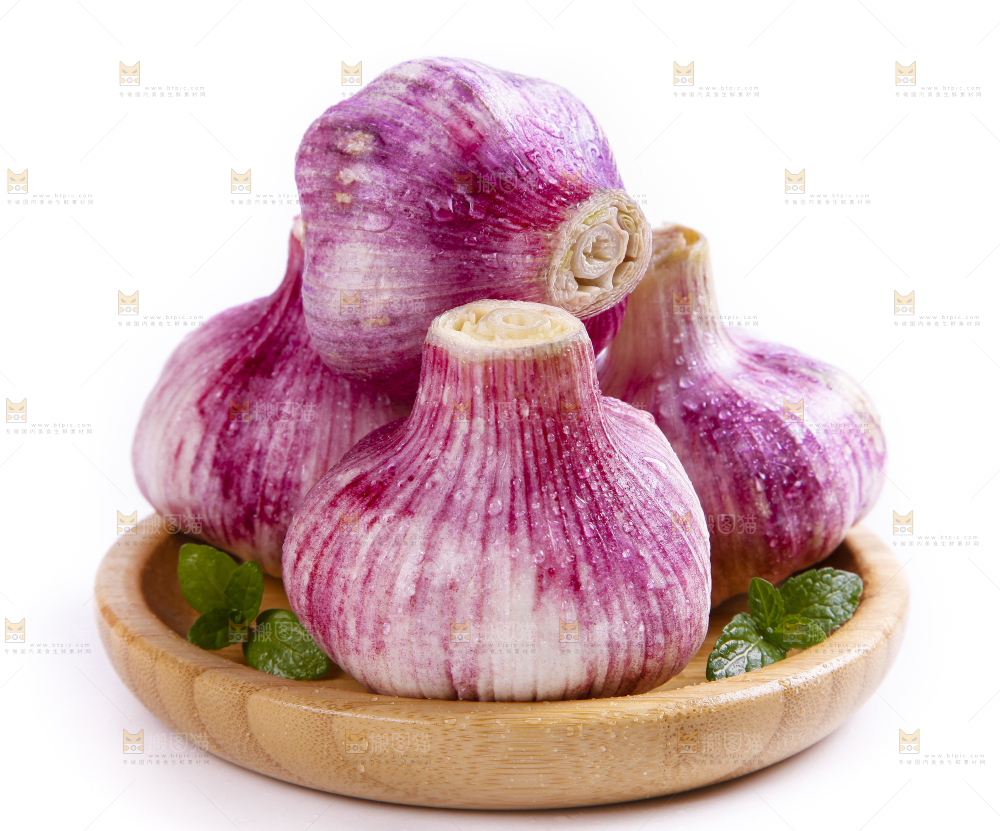 盘子里装着紫皮蒜